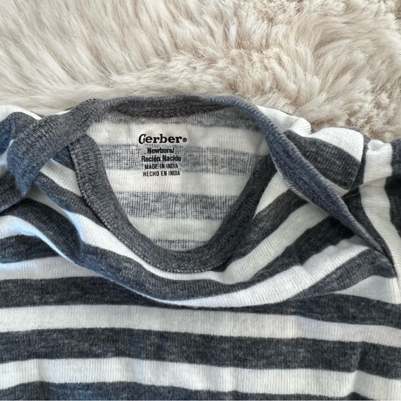 Bundle of 2 Gerber Onesies NB - Picture 4 of 4